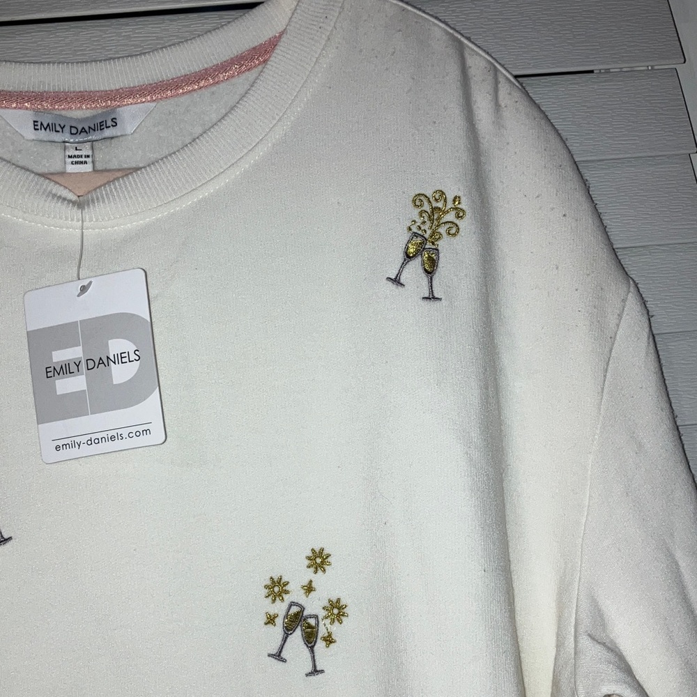 Elegant Cream V-Neck Sweater with Floral Accents - Picture 6 of 9